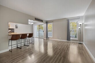 215 Half Moon Cir in Aurora, IL - Building Photo - Building Photo