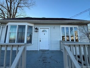 48 Park Dr in Mastic Beach, NY - Building Photo - Building Photo