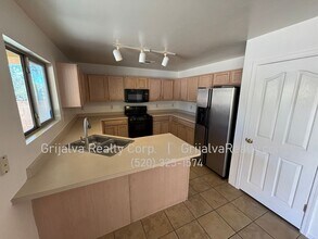 770 W Firehawk Dr in Green Valley, AZ - Building Photo - Building Photo