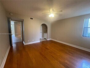 5781 Riverside Dr in Coral Springs, FL - Foto de edificio - Building Photo