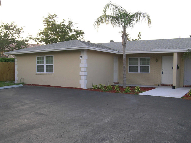 681 Berkeley St in Boca Raton, FL - Building Photo - Building Photo