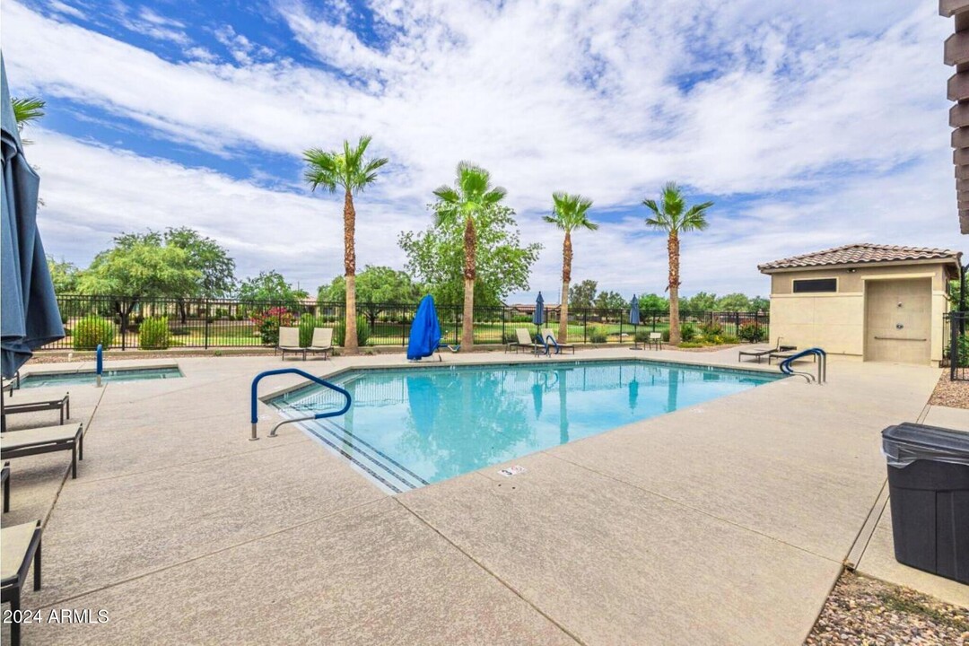 724 E Lark St in Gilbert, AZ - Building Photo
