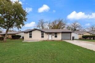 3853 Commonwealth Dr in Garland, TX - Building Photo