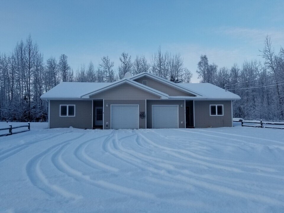 2185 Chateau Ct in North Pole, AK - Building Photo