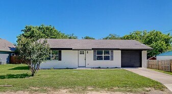 214 E Evans St in Pilot Point, TX - Building Photo