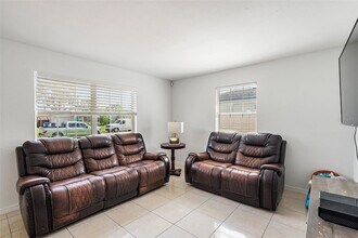 5542 19th Ave N in St. Petersburg, FL - Foto de edificio - Building Photo