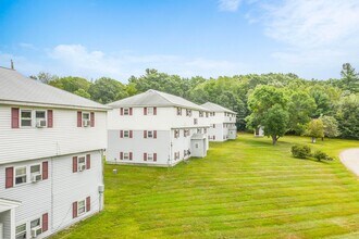 Barrington Hills Apartments in Barrington, NH - Foto de edificio - Building Photo