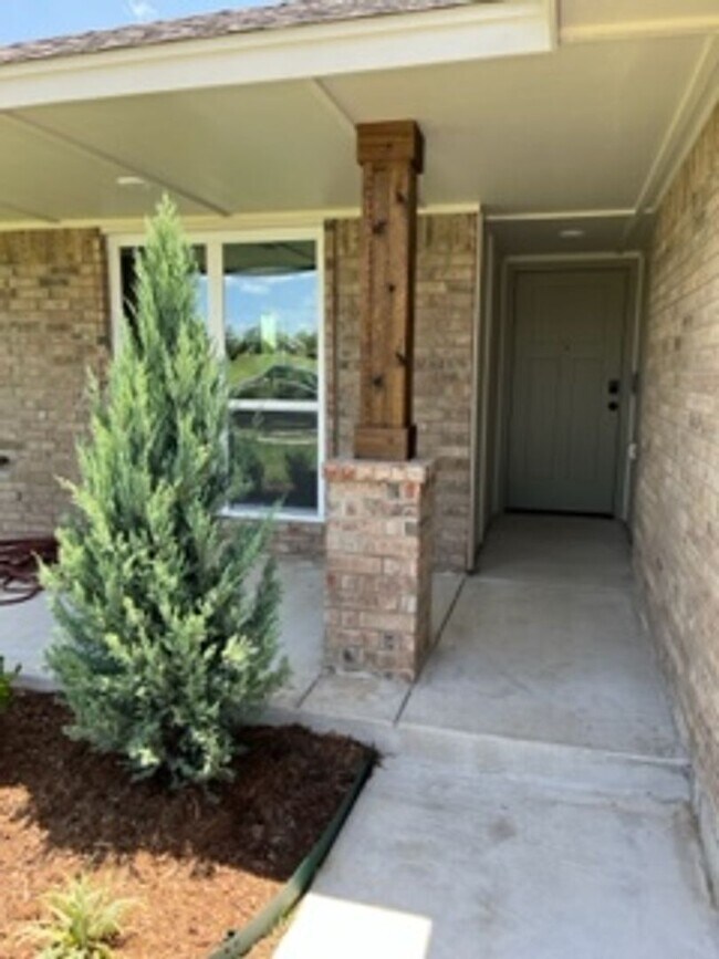 12024 SW 10th St in Yukon, OK - Building Photo - Building Photo