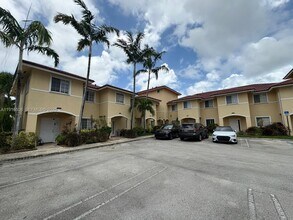 2092 NE 167th St in North Miami Beach, FL - Building Photo - Building Photo