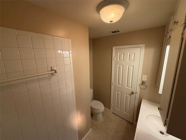 property at 5910 Woodview Dr