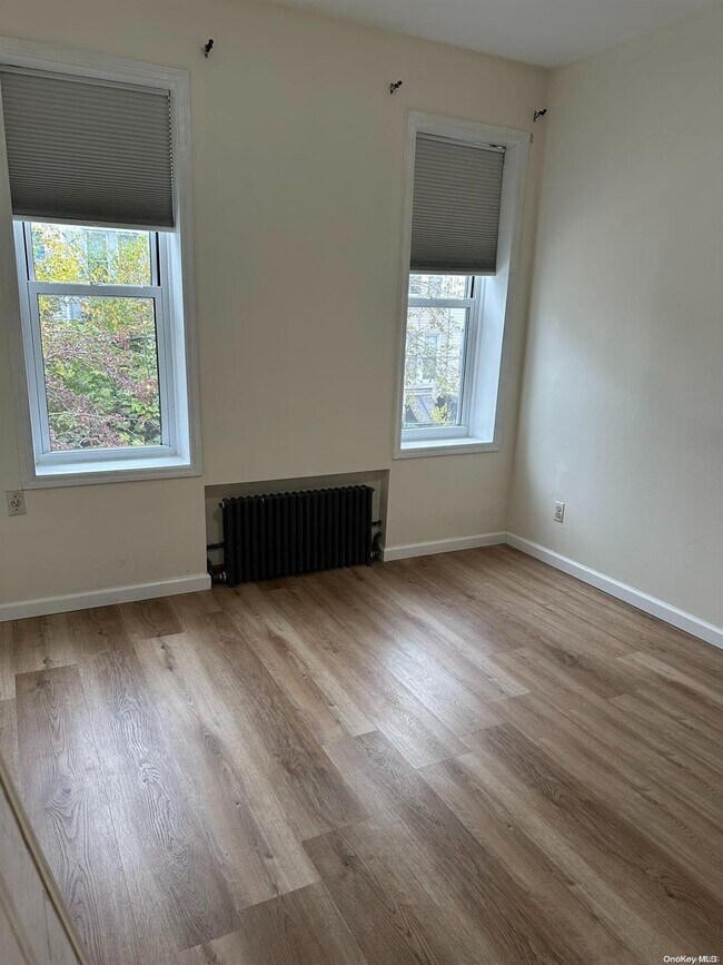 60-29 68th Ave in Queens, NY - Foto de edificio - Building Photo