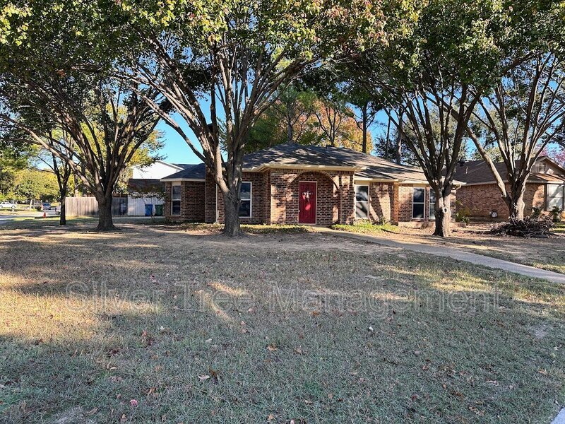 2240 Woodview Dr in Flower Mound, TX - Building Photo