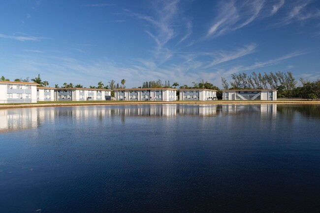 Stillwater Cove in Naples, FL - Building Photo - Building Photo