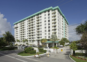 Island Pointe Condominiums in Miami Beach, FL - Building Photo - Building Photo