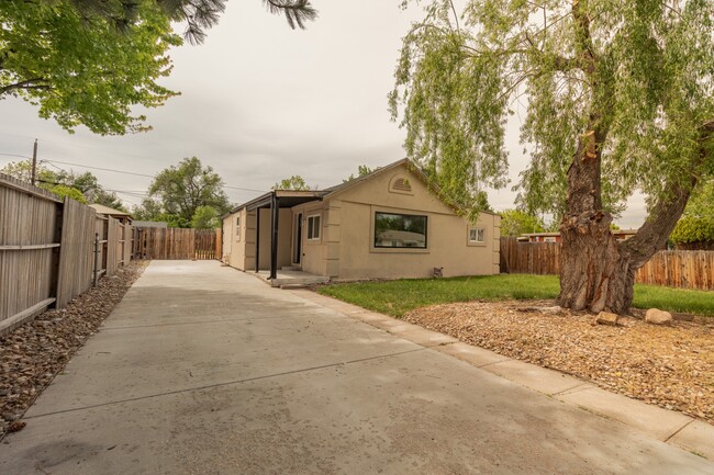 557 S Newton St in Denver, CO - Foto de edificio - Building Photo