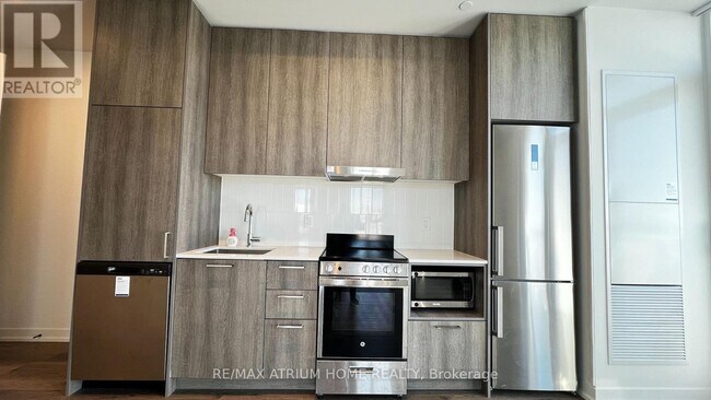 195 Commerce St in Vaughan, ON - Building Photo - Building Photo