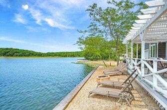 286 Towd Point Rd in Southampton, NY - Building Photo - Building Photo