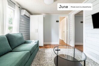 Private bedroom in 3 bed/1 bath Home in Austin, TX - Building Photo - Building Photo