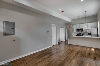 Throop 734 N in Chicago, IL - Building Photo - Interior Photo