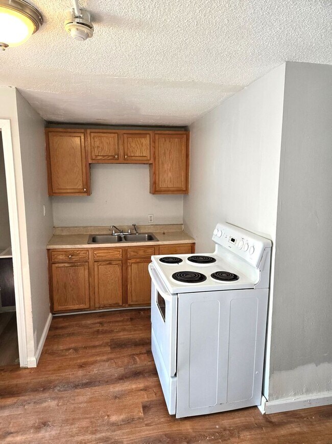 31 Beecher St, Unit Unit 1L in Pawtucket, RI - Foto de edificio - Building Photo