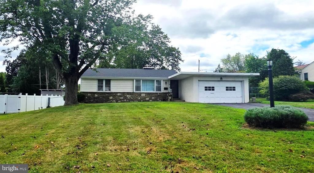16 Brook Ln in Yardley, PA - Building Photo