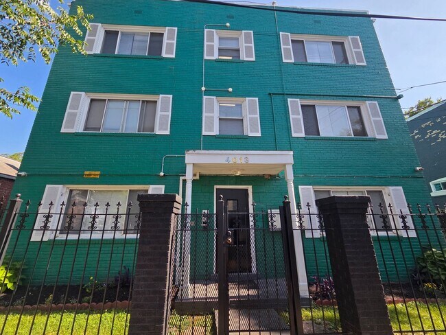 property at 4013 Gault Pl NE