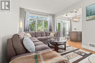 999 Pinecrest Rd in Ottawa, ON - Building Photo - Building Photo