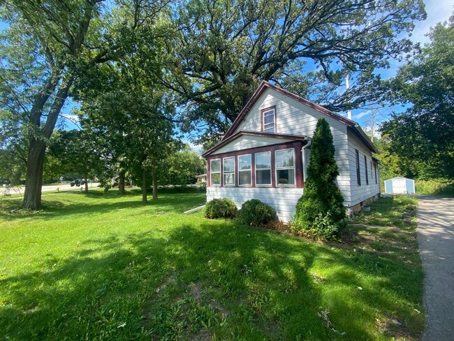 1436 E Racine Ave