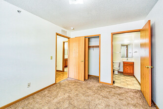 Falls Terrace Apartments in Sioux Falls, SD - Building Photo - Building Photo