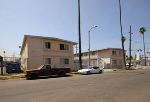452 W 67th St in Los Angeles, CA - Building Photo