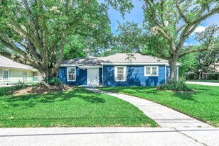 611 N Pruett St in Baytown, TX - Building Photo