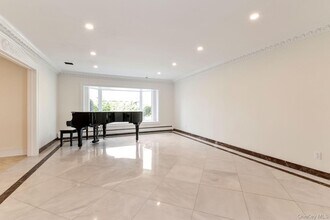 49 Harborview W in Lawrence, NY - Building Photo - Building Photo