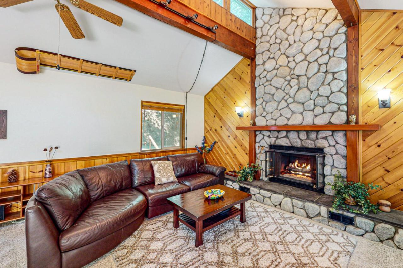 1051 Lausanne Dr in Crestline, CA - Building Photo