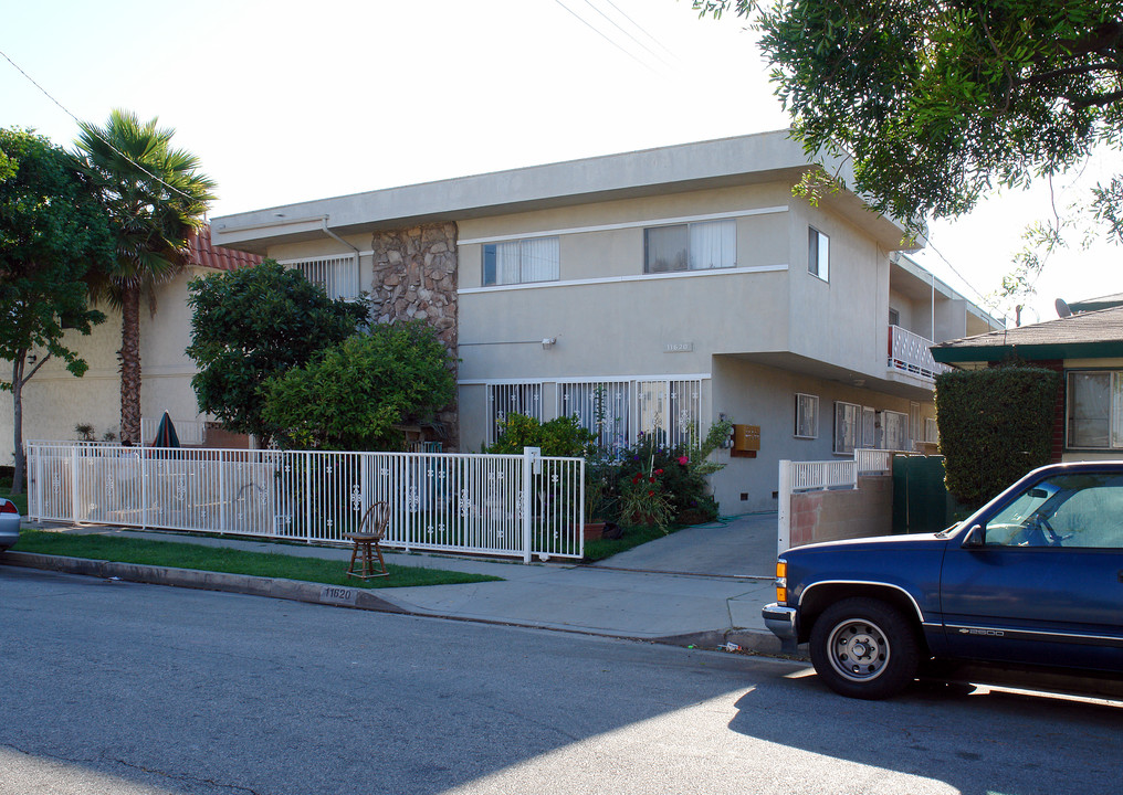 11620 Oxford Ave in Hawthorne, CA - Foto de edificio