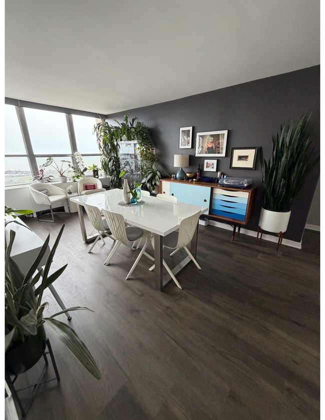 655 W Irving Park Rd, Unit Apt 4304 in Chicago, IL - Foto de edificio - Building Photo