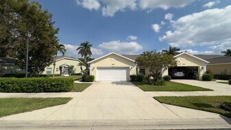 5653 Greenwood Cir in Naples, FL - Building Photo
