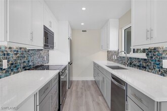 2500 Gulf Shore Blvd N in Naples, FL - Building Photo - Building Photo