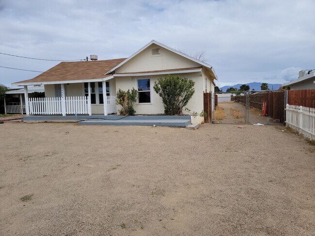 5040 Smoke Ranch Rd in Las Vegas, NV - Building Photo - Building Photo