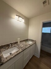 70 Brookflower Rd in Spring, TX - Foto de edificio - Building Photo