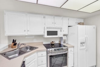 600 Neapolitan Way in Naples, FL - Building Photo - Building Photo