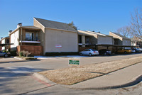 Amesbury Plaza Apartments in Dallas, TX - Foto de edificio - Building Photo