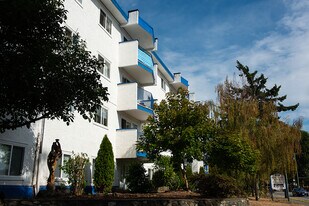 Royal Arcadia in Esquimalt, BC - Building Photo