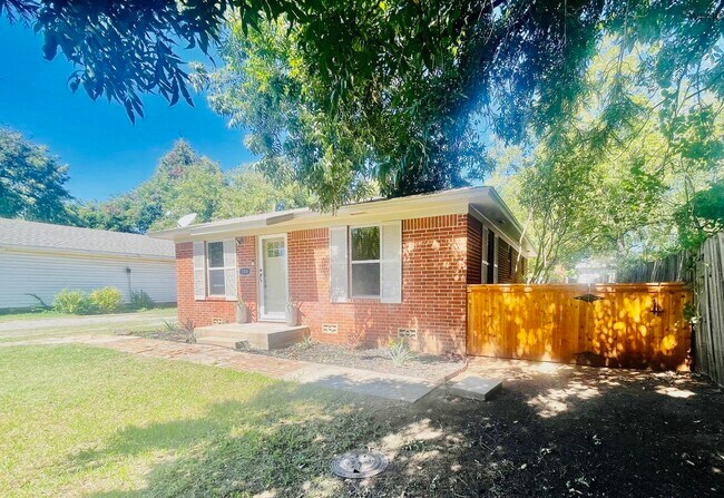 106 E Jefferson Ave in Iowa Park, TX - Building Photo - Building Photo