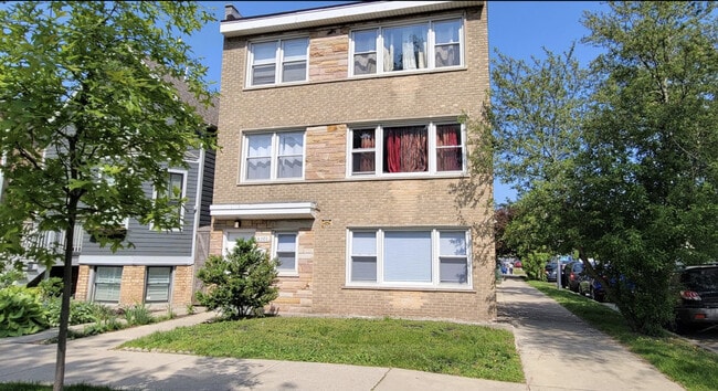 property at 6101 N Paulina St