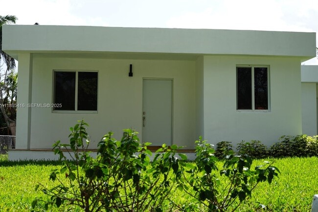 1450 NE 147th St in Miami, FL - Foto de edificio - Building Photo