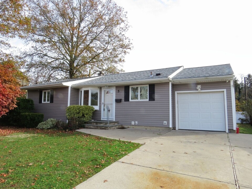 5 Manetto Dr in Plainview, NY - Building Photo