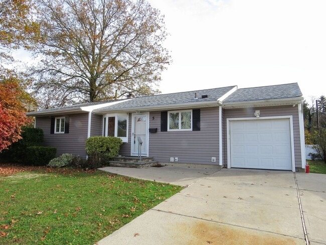 property at 5 Manetto Dr