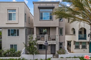 625 Daniel Freeman Cir in Inglewood, CA - Building Photo