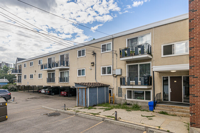 Queenland Apartments in Edmonton, AB - Building Photo - Building Photo