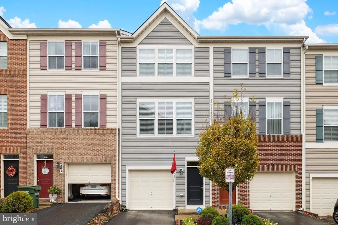 205 Woodstream Blvd in Stafford, VA - Foto de edificio